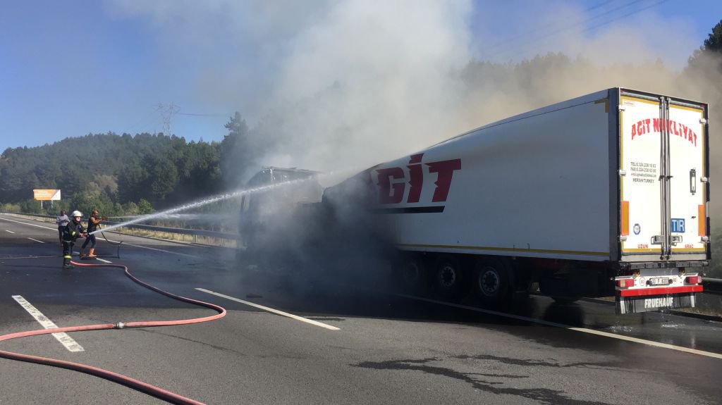 YOL ORTASINDA CAYIR CAYIR YANDI !