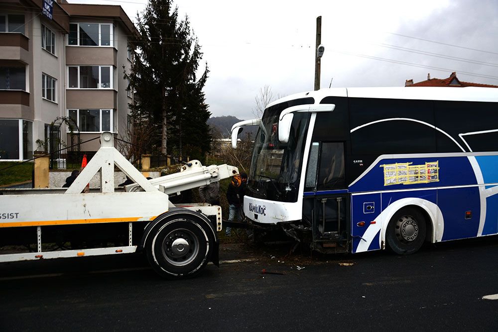 YOLCU OTOBÜSÜ YOLDAN ÇIKTI