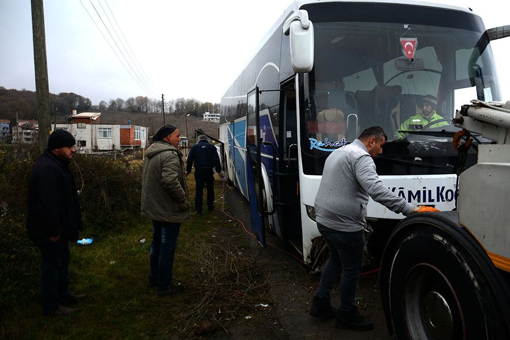 YOLCU OTOBÜSÜ YOLDAN ÇIKTI