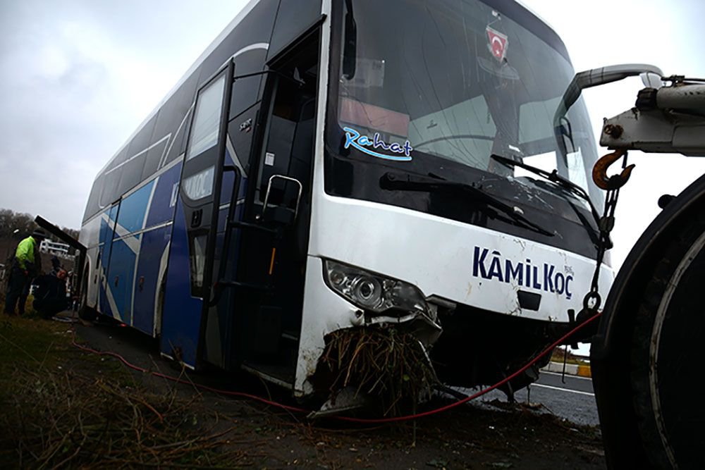 YOLCU OTOBÜSÜ YOLDAN ÇIKTI