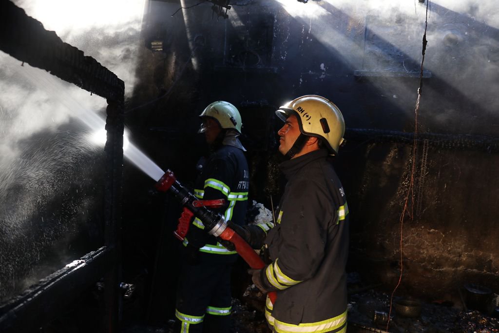 YÜZLERCE HİNDİ YANMAKTAN KURTARILDI