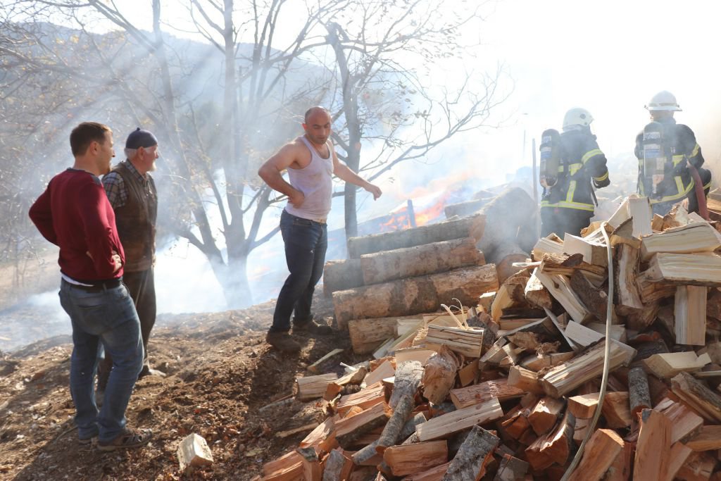 YÜZLERCE TAVUK YANGINDAN KURTARILDI