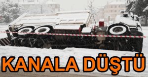 ÇÖP KAMYONU SULAMA KANALINA DÜŞTÜ