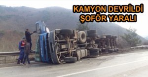 DEVRİLEN KAMYONUN SÜRÜCÜSÜ YARALANDI