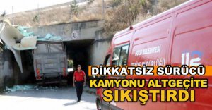 KAMYON ALT GEÇİTE SIKIŞTI