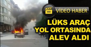 LÜKS ARAÇ YOL ORTASINDA ALEV ALDI