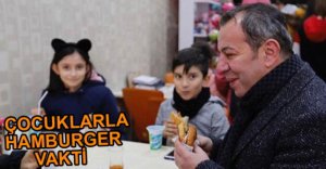 ÖZCAN'IN ÇOCUKLARLA HAMBURGER KEYFİ