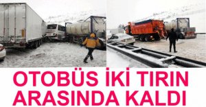 OTOBÜS İKİ TIRIN ARASINA SIKIŞTI
