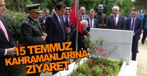 ŞEHİT MEZARLARINA KARANFİL BIRAKTILAR..