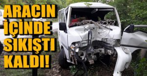 AĞACA ÇARPTI, ARACIN İÇİNDE SIKIŞTI