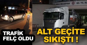ALT GEÇİTE SIKIŞTI, TRAFİK FELÇ OLDU!