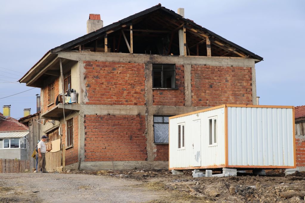 "42 BİNA HASAR GÖRMÜŞ VAZİYETTE"