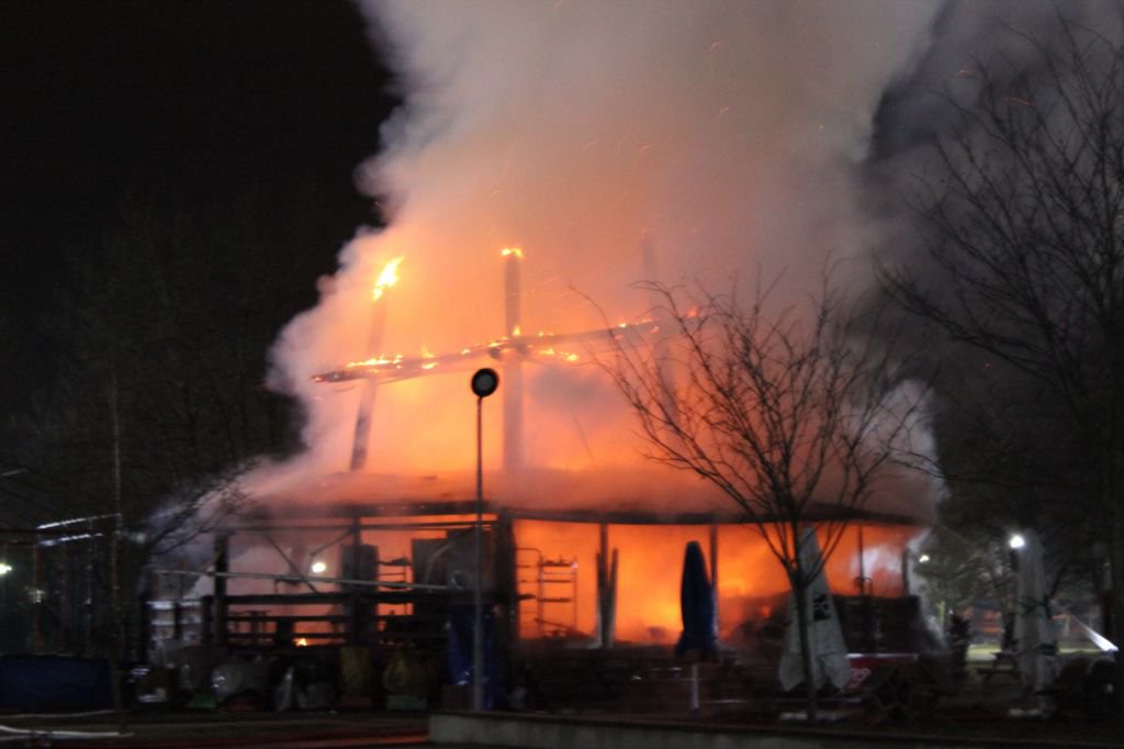 AHŞAP BİNA ALEVLERE TESLİM OLDU