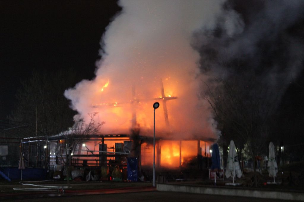 AHŞAP BİNA ALEVLERE TESLİM OLDU