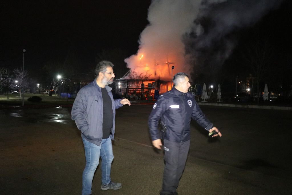 AHŞAP BİNA ALEVLERE TESLİM OLDU