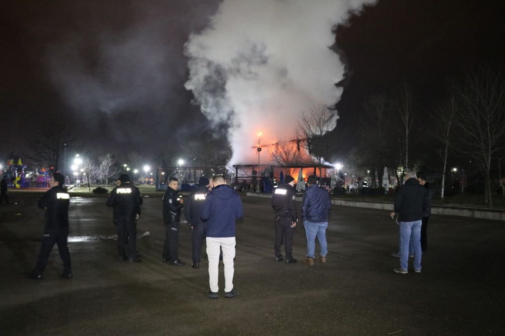 AHŞAP BİNA ALEVLERE TESLİM OLDU