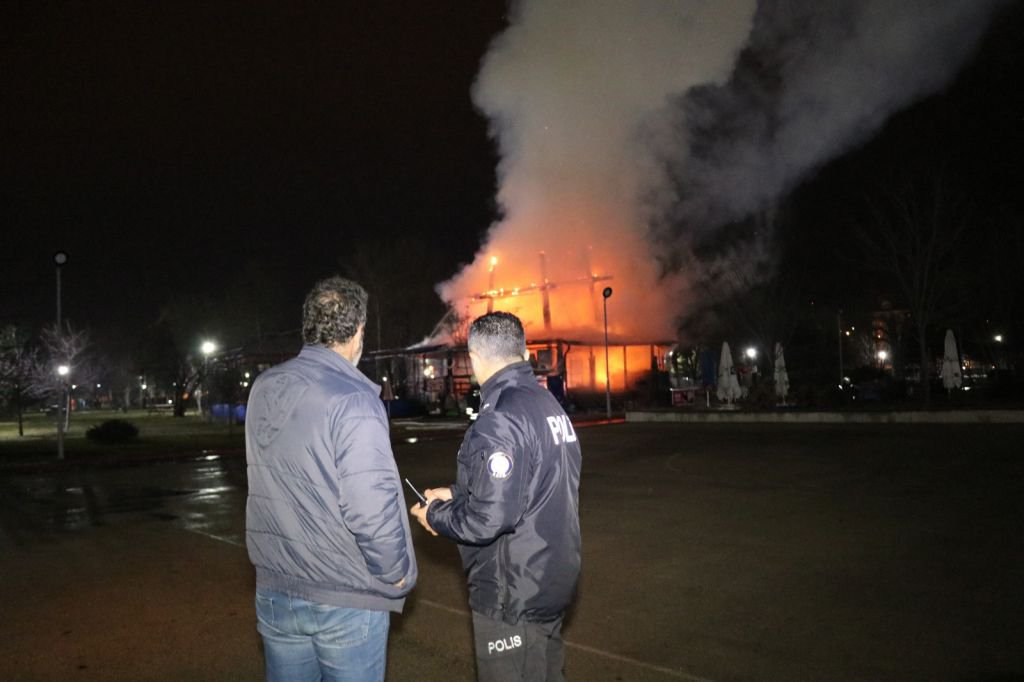 AHŞAP BİNA ALEVLERE TESLİM OLDU