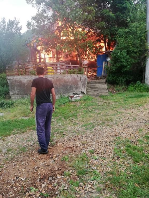 AHŞAP EV KÜLE DÖNDÜ