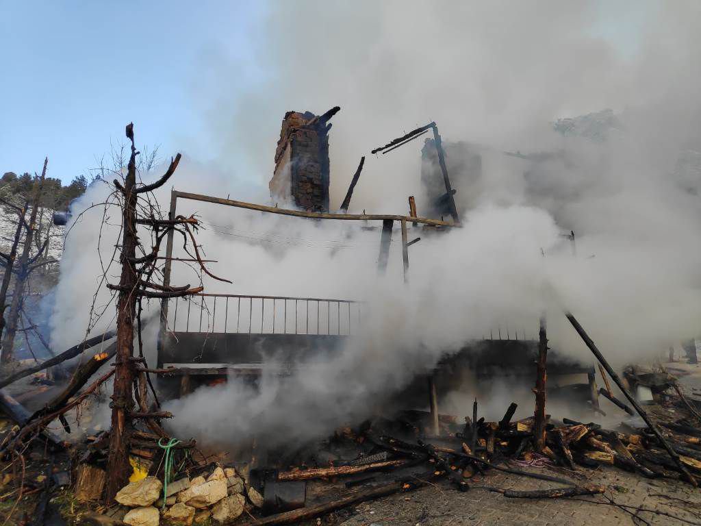 ALEVLERİN ARASINDAN ÇIKAMADI..