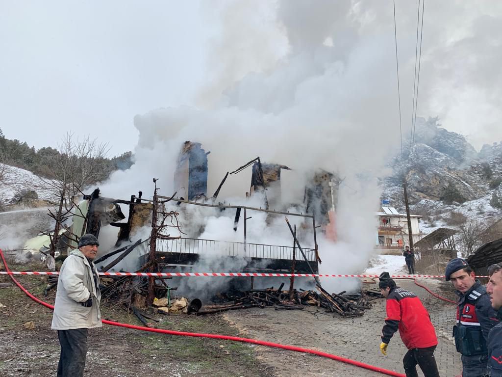 ALEVLERİN ARASINDAN ÇIKAMADI..