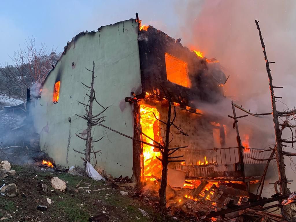 ALEVLERİN ARASINDAN ÇIKAMADI..