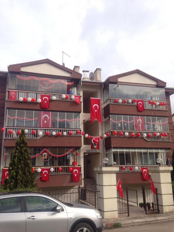 APARTMANI 23 NİSAN İÇİN SÜSLEDİLER
