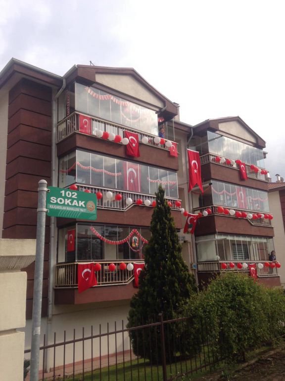 APARTMANI 23 NİSAN İÇİN SÜSLEDİLER