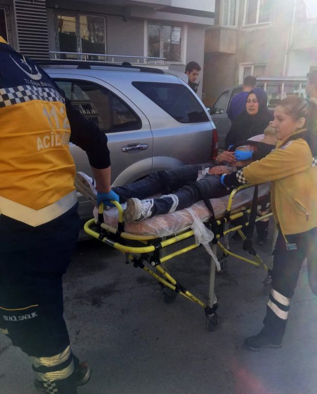 YOL ORTASINDA BIÇAKLAYIP KAÇTI