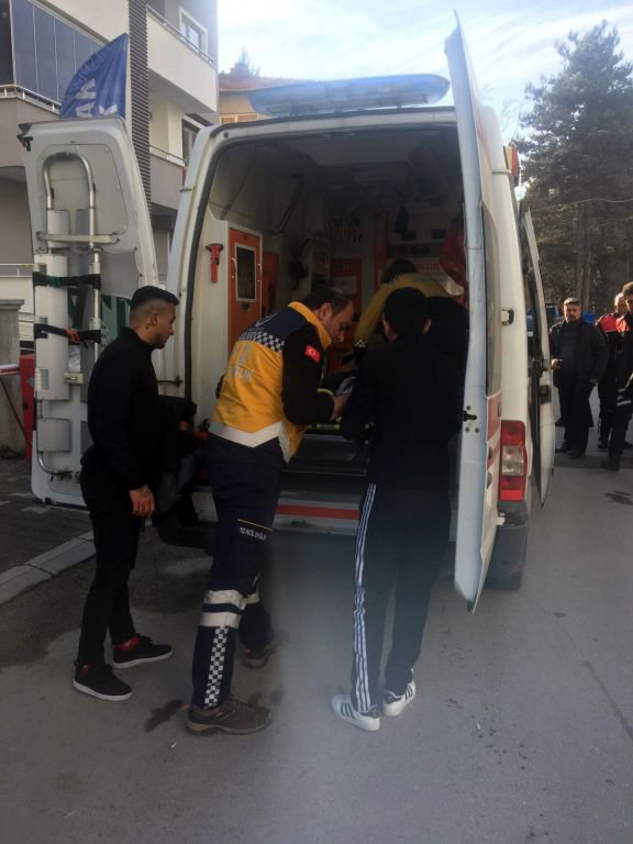 YOL ORTASINDA BIÇAKLAYIP KAÇTI