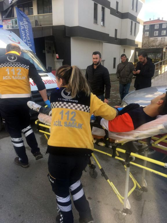 YOL ORTASINDA BIÇAKLAYIP KAÇTI