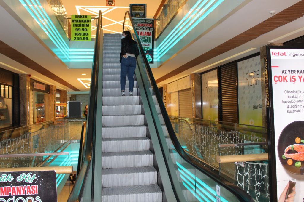 MERAKLA BEKLENEN AVM'LER AÇILDI