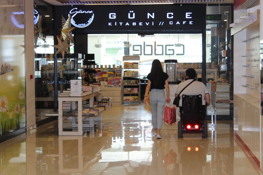 MERAKLA BEKLENEN AVM'LER AÇILDI