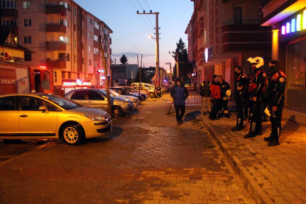 BABASININ ARACINI YAKMAYA KALKTI