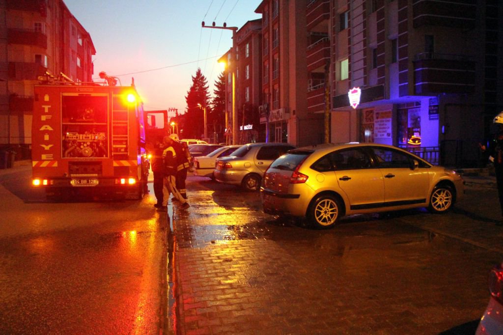 BABASININ ARACINI YAKMAYA KALKTI