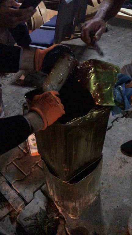 BAL TENEKESİNDEN ÇIKANLAR ŞAŞKINA ÇEVİRDİ