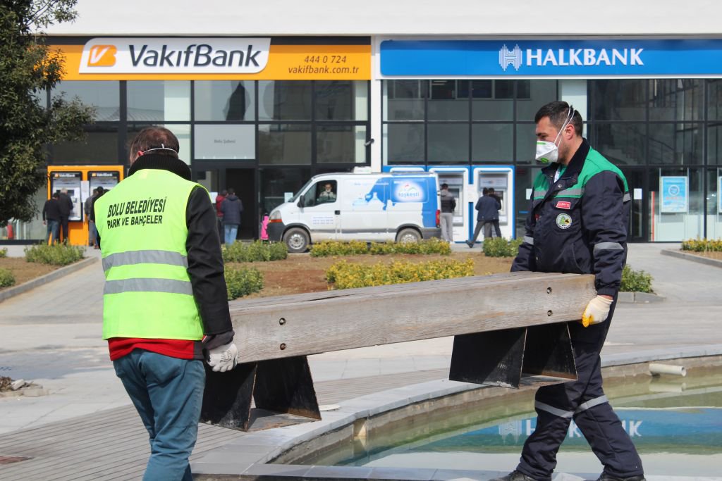 BANK VE OTURAKLAR KALDIRILDI