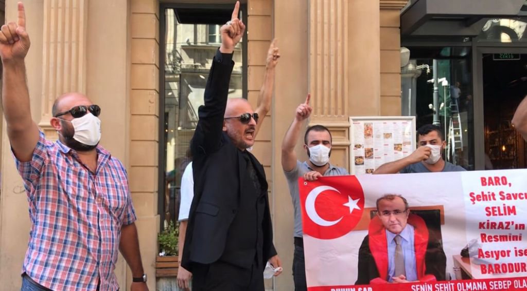 BARO ÖNÜNDE EYLEM YAPTILAR