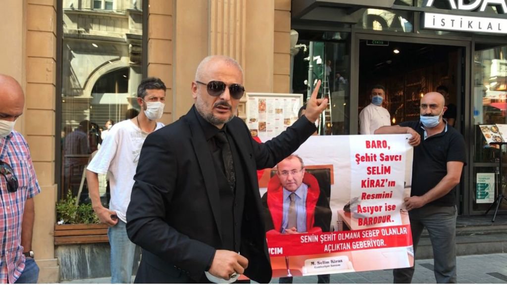 BARO ÖNÜNDE EYLEM YAPTILAR