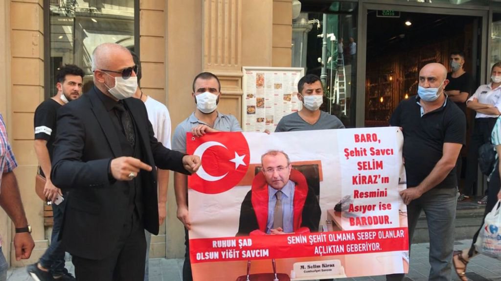 BARO ÖNÜNDE EYLEM YAPTILAR