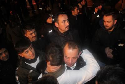 BAŞKAN ÖZCAN GENÇLERİ BARIŞTIRDI