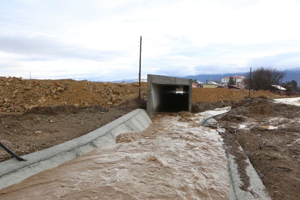 BAŞKAN ÖZCAN'DAN KARAYOLLARINA TEPKİ
