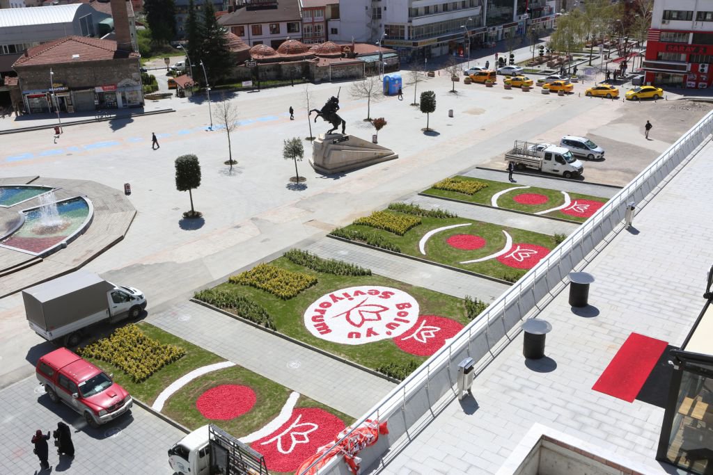 BELEDİYE MEYDANI YEŞİLLENDİ