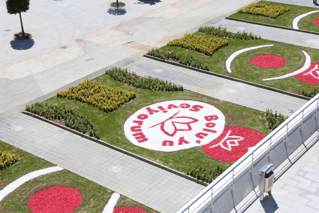 BELEDİYE MEYDANI YEŞİLLENDİ