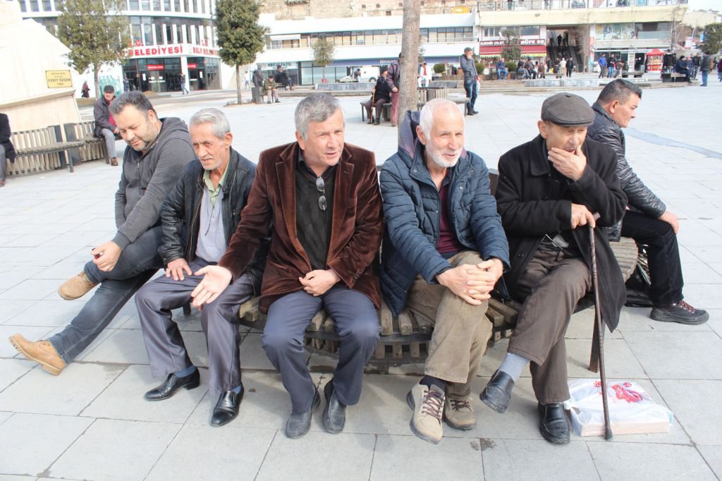 BELEDİYE MEYDANININ MÜDAVİMLERİ ANLATTI