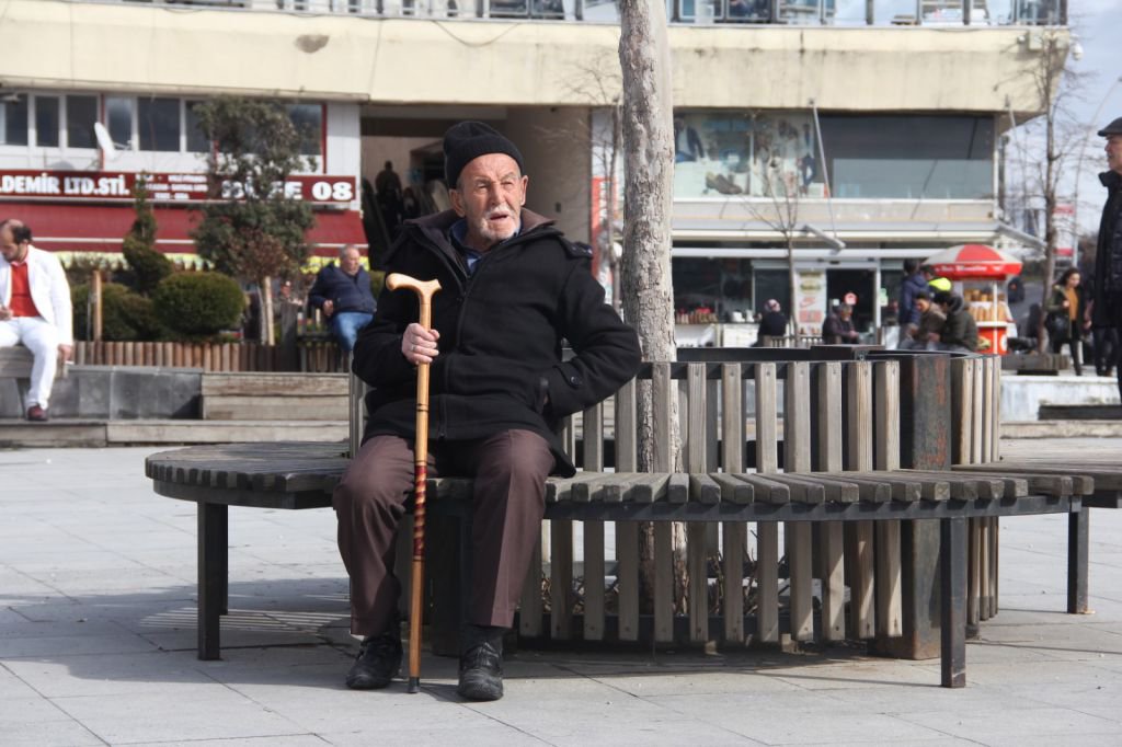 BELEDİYE MEYDANININ MÜDAVİMLERİ ANLATTI