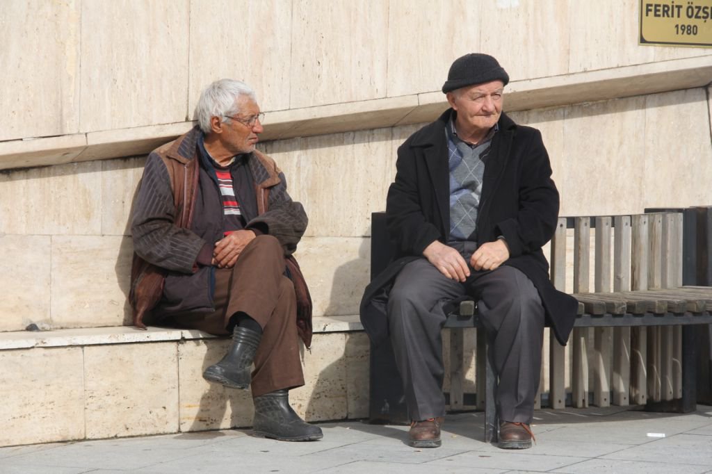 BELEDİYE MEYDANININ MÜDAVİMLERİ ANLATTI