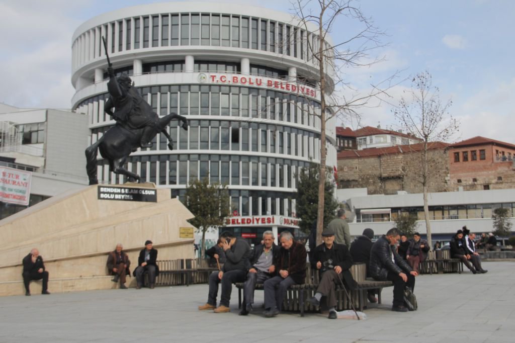 BELEDİYE MEYDANININ MÜDAVİMLERİ ANLATTI