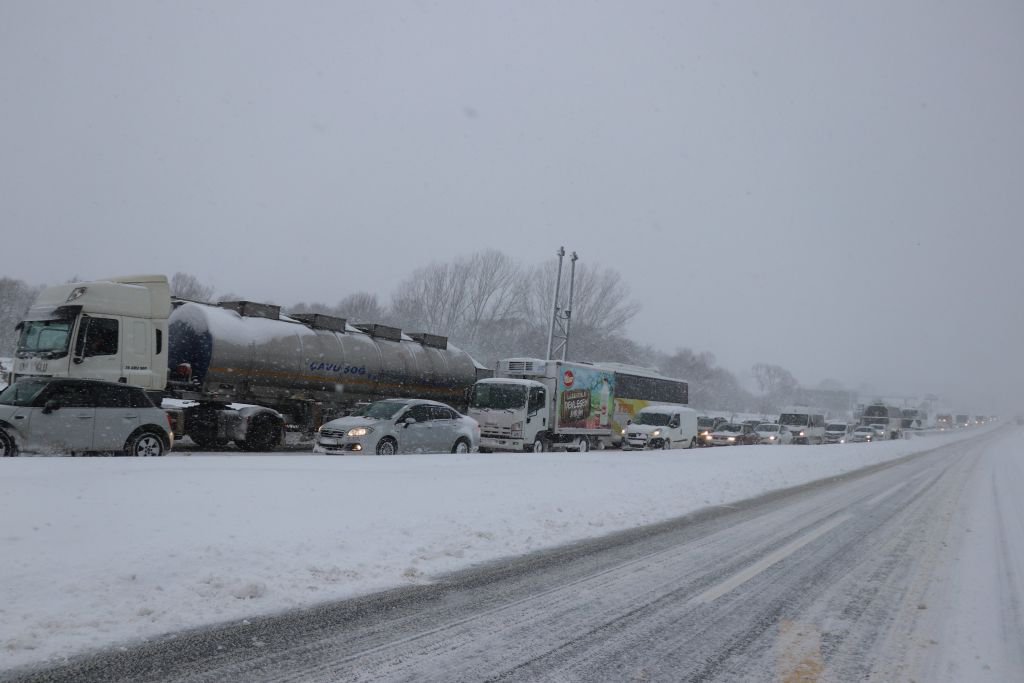 BOLU DAĞI'NDA YOĞUN KAR YAĞIŞI