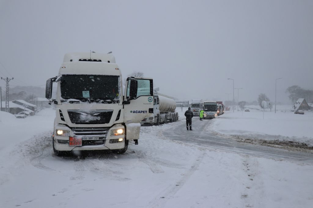 BOLU DAĞI'NDA YOĞUN KAR YAĞIŞI