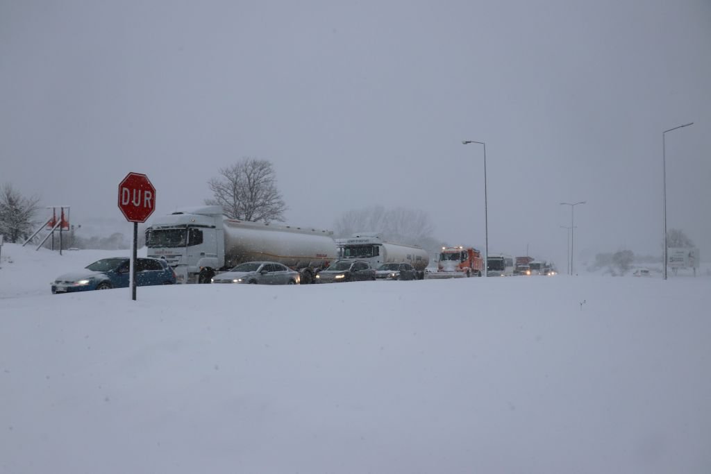BOLU DAĞI'NDA YOĞUN KAR YAĞIŞI